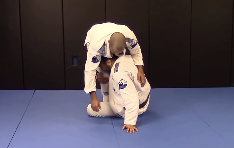 Check Out This Knee Capture Sweep For BJJ From Bernardo Faria