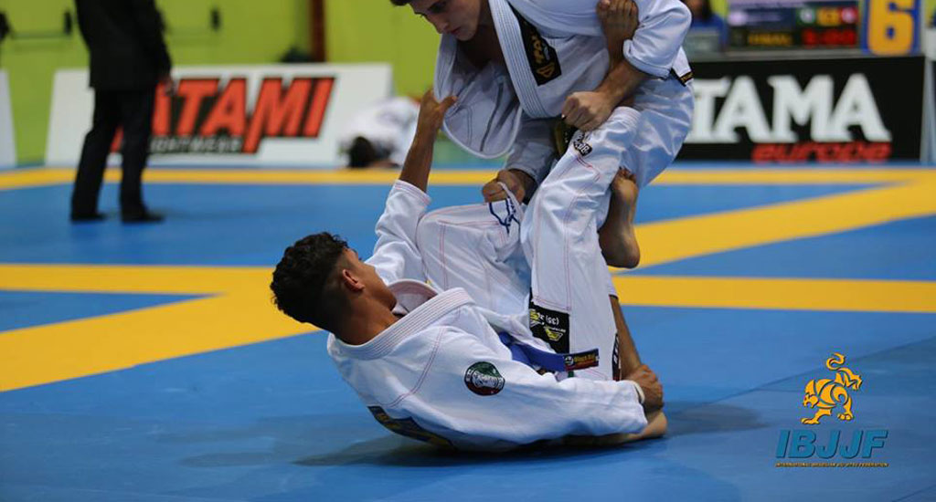 Surprise Submission From De La Riva – BJJ Fanatics