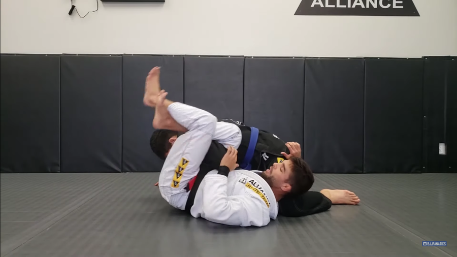 Omoplata Pendulum Sweep, by Thomas Lisboa