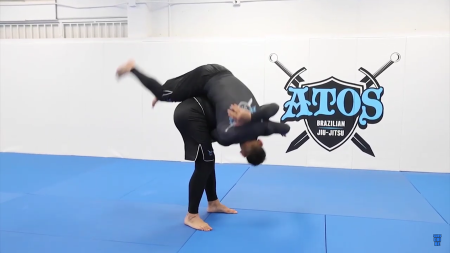 Galvao teaches the classic hip throw for no-gi